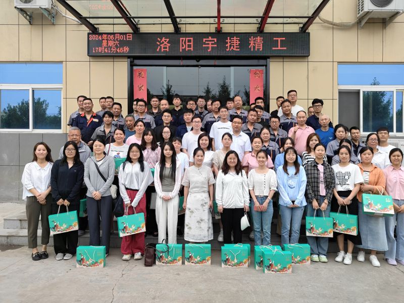 淡淡棕葉香，濃濃世間情，根根絲線連，切切情意牽！